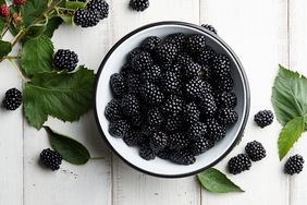 high fiber foods: bowl of blackberries