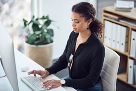 posture-correctors-realsimple-GettyImages-1357526642